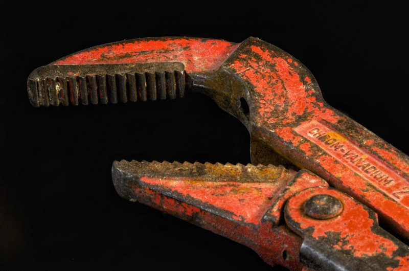 plombier-OLLIOULES-min_pipe-wrench-318084